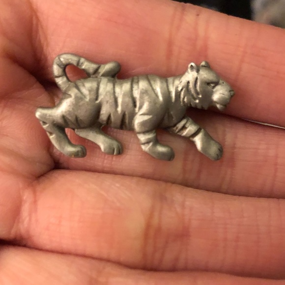 Vintage signed JJ tiger/lion pin - Picture 2 of 3